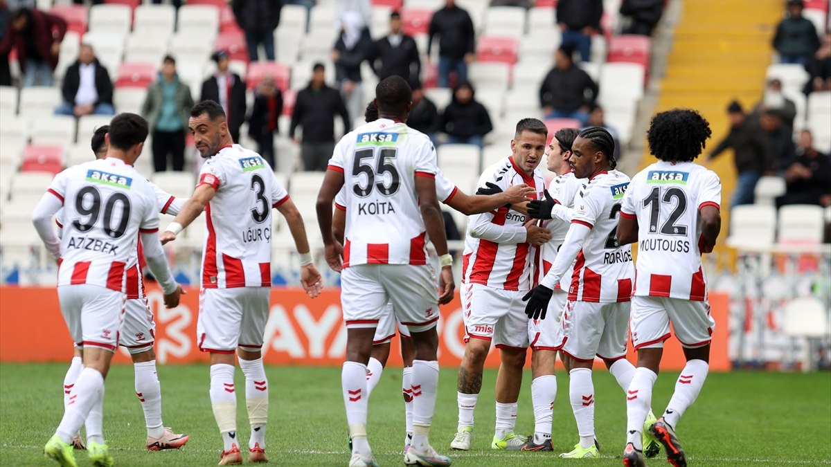 Sivasspor evinde Hatayspor’u 3 golle mağlup etti