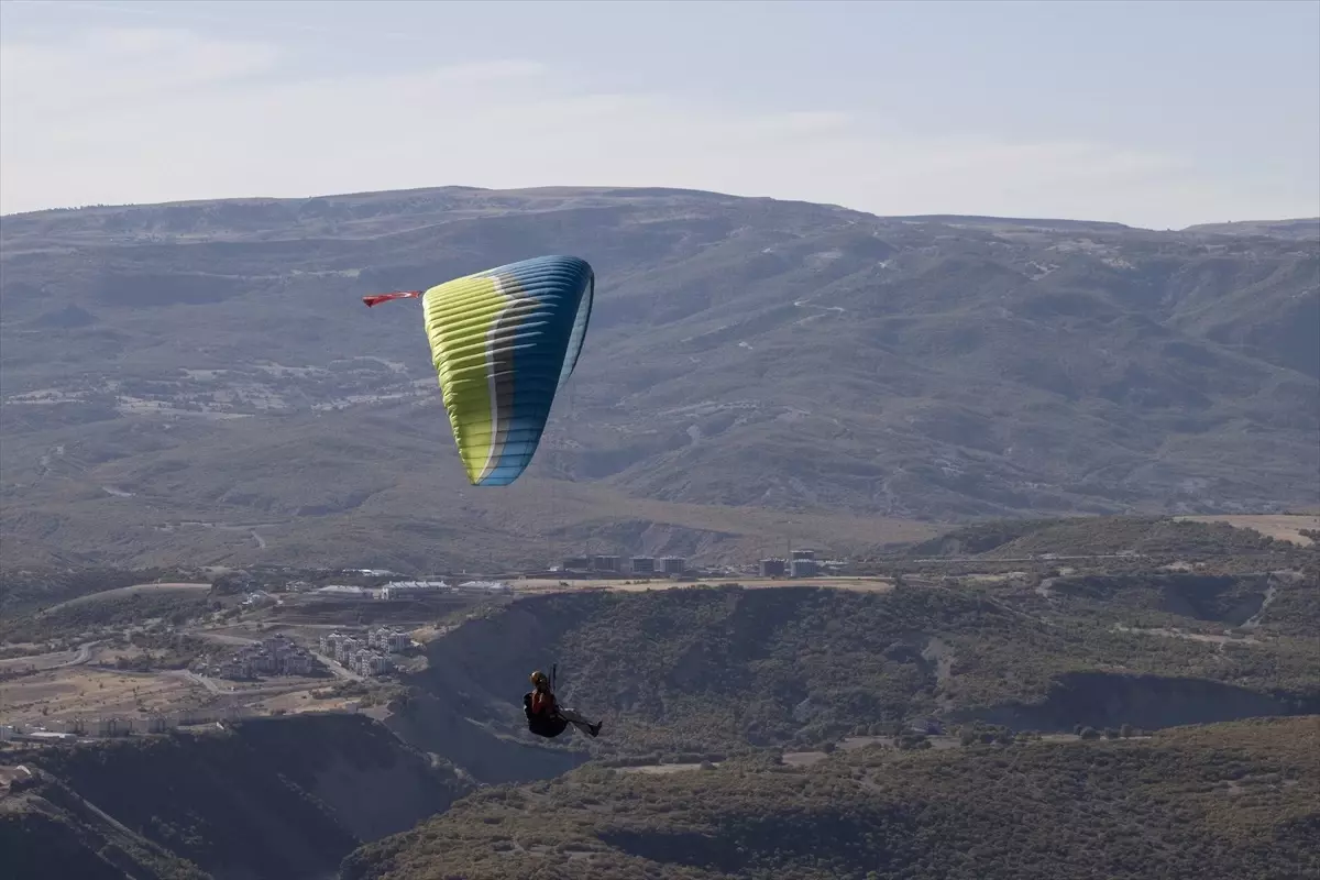 Tunceli’de Yamaç Paraşütüyle Cumhuriyet Kutlaması