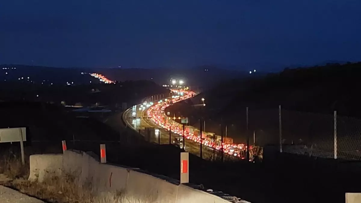 Gebze’de Kamyon-TIR Kazası: Sürücü Yaralı