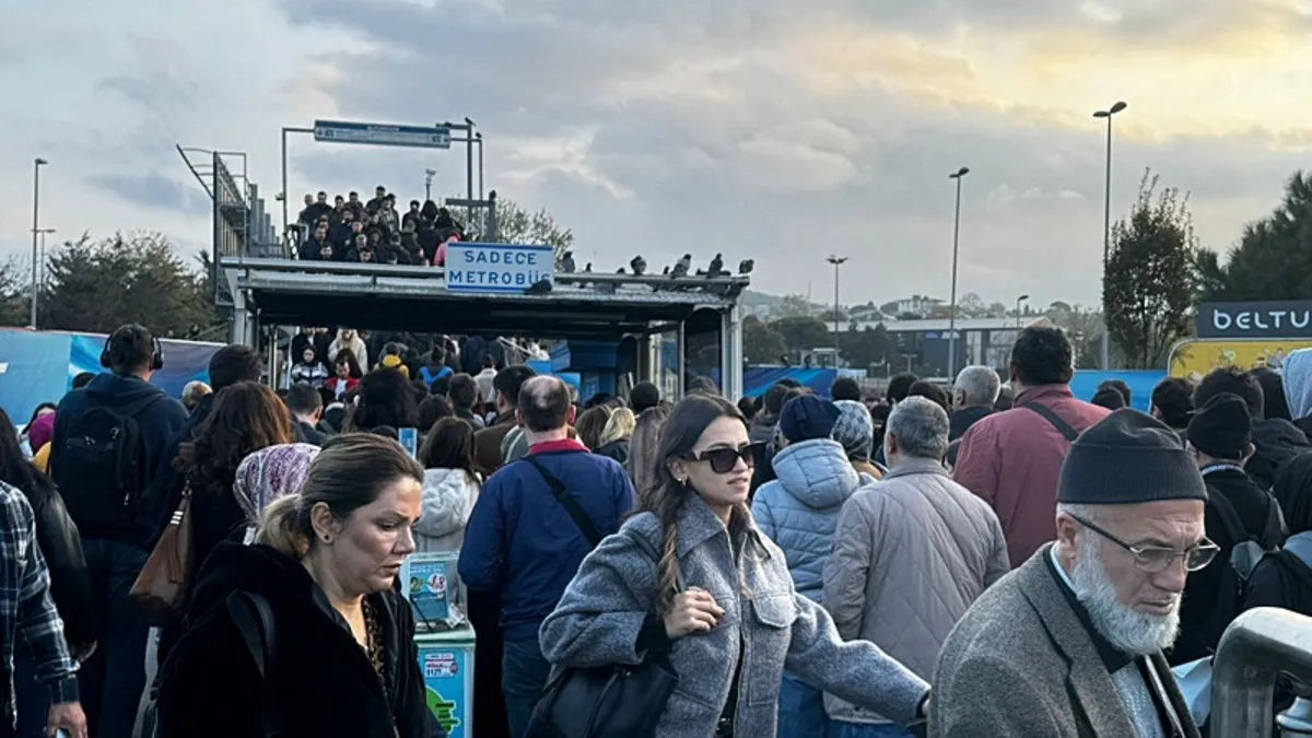 İstanbullunun trafik çilesi! Metrobüs seferleri aksadı: Metrelerce kuyruk oluştu